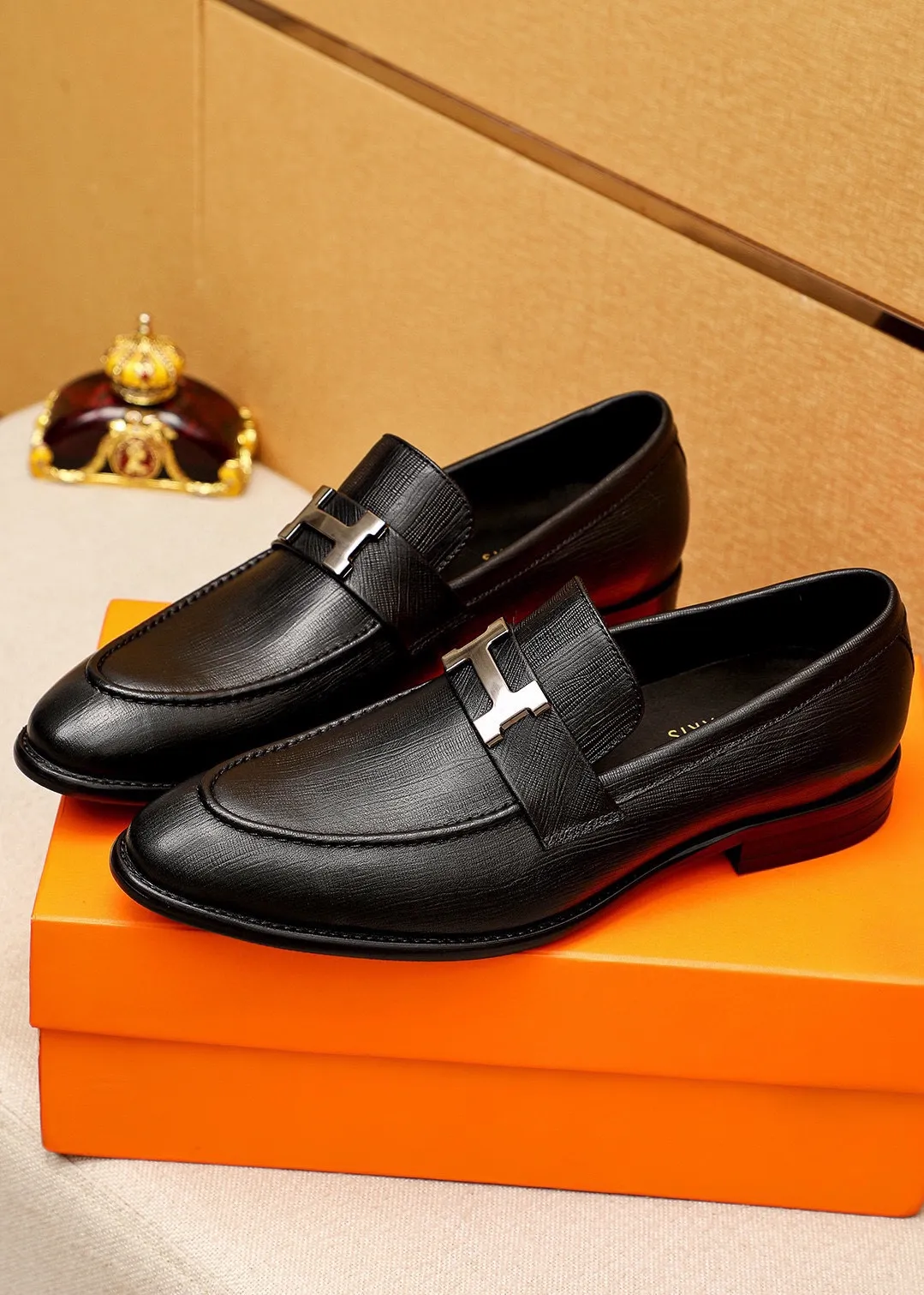 Men's shoes 💰480 💐 Product trademark: HERMES "Hermès" casual leather shoes Regular size: 39-44 (38.45.46🉑️Customized) Product materials: Selected imported first-layer calfskin embossed upper + classic hardware buckle, imported water-dyed cowhide lining. Strong three-dimensional visual effect, combined outsole Color: 1⃣️color optional
